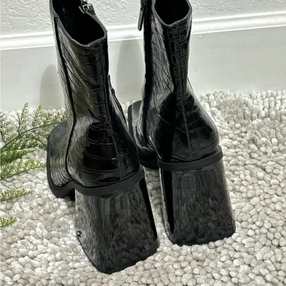 Circus by Sam Edelman Black Ankle Boots with Chunky Sole - Picture 3 of 6